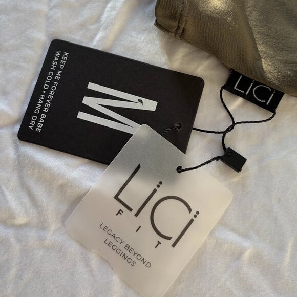 LiCi Fit Crop Top - Picture 4 of 4